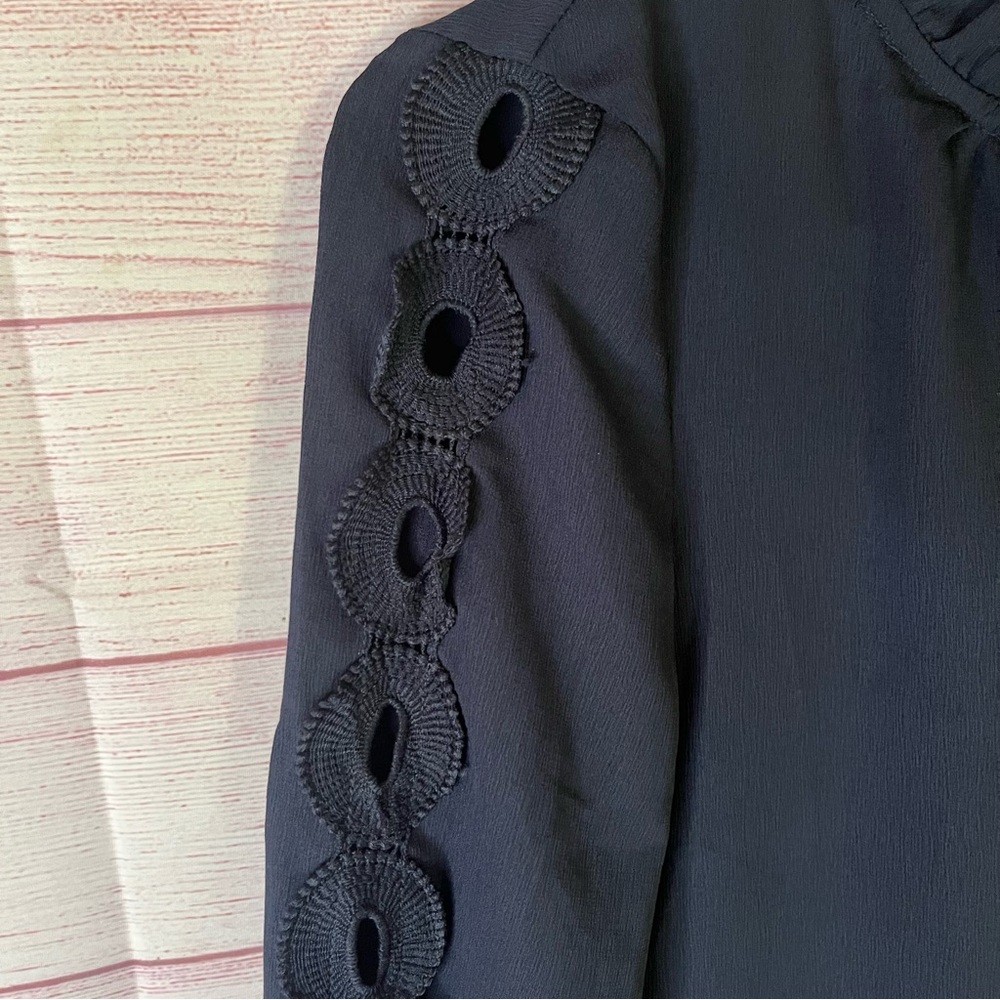 Skies and Blouse Navy Blue Long Embroidered Lace Cut Out Sleeve Size Small - Picture 5 of 7